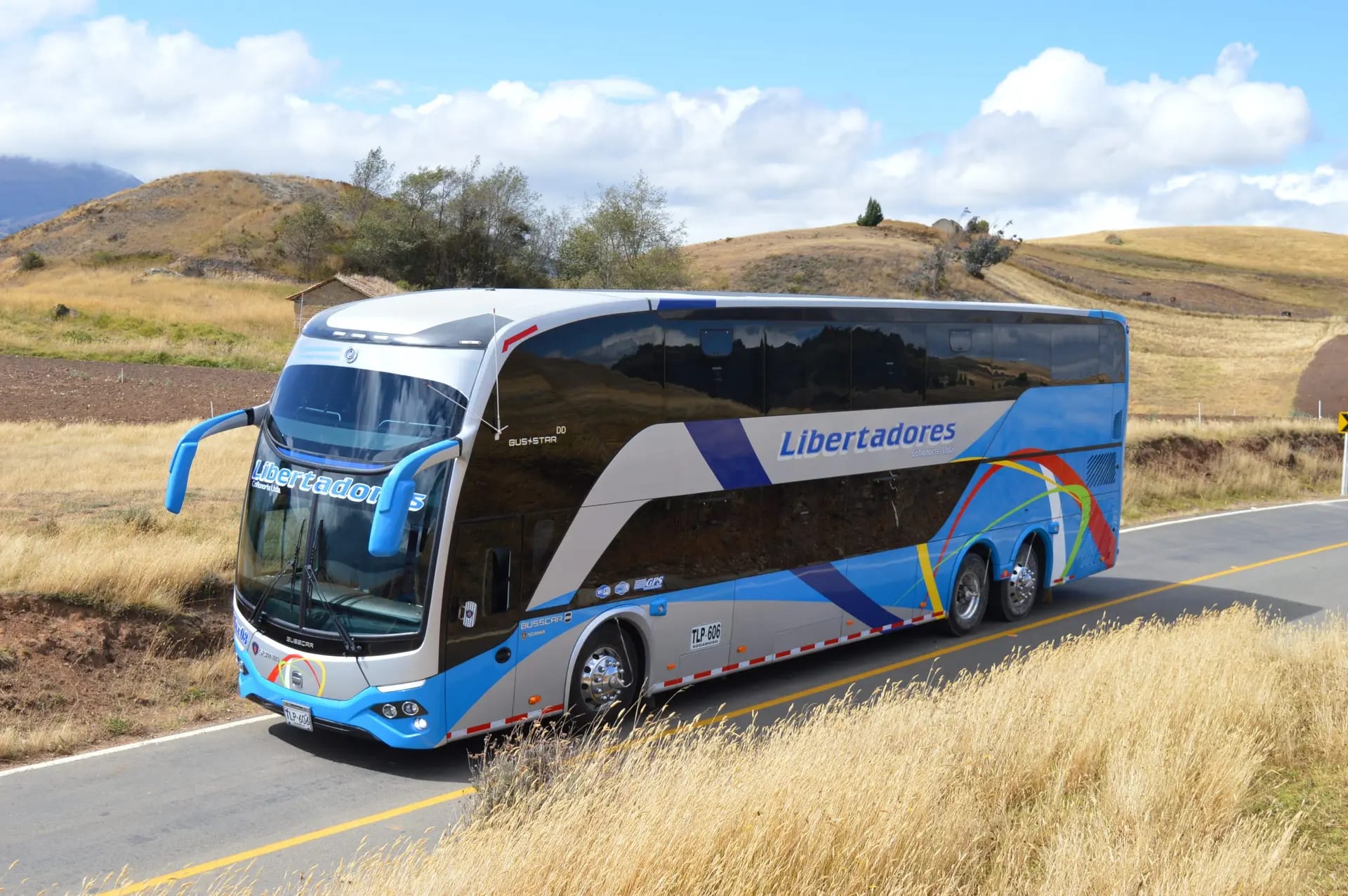 Bus Libertadores en una carretera entre las montañas de Boyacá