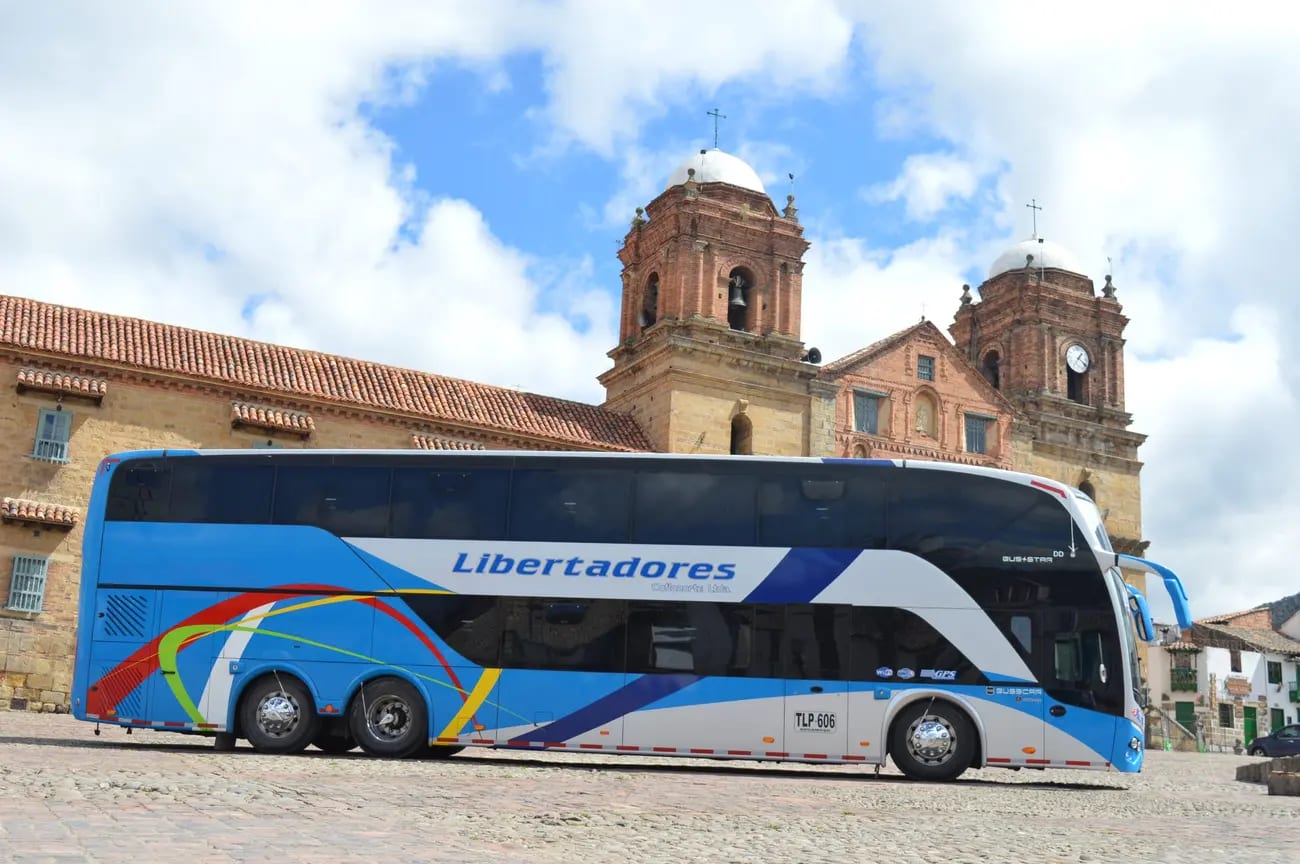 Bus Libertadores junto a la arquitectura colonial de Boyacá